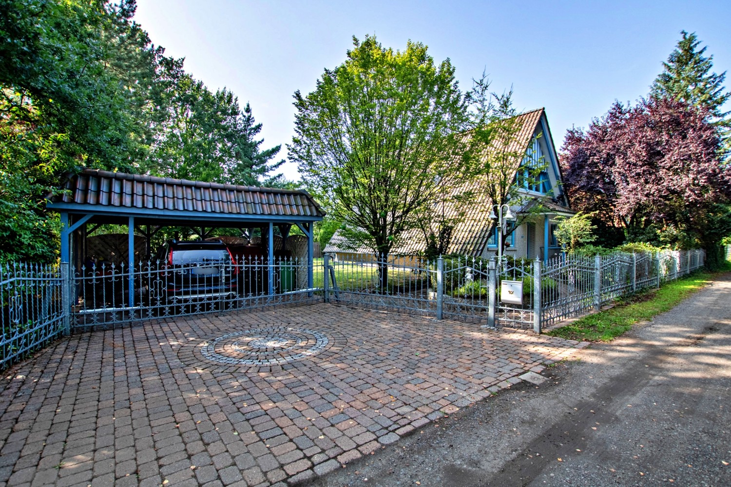 Carport mit davorliegendem Einstellplatz