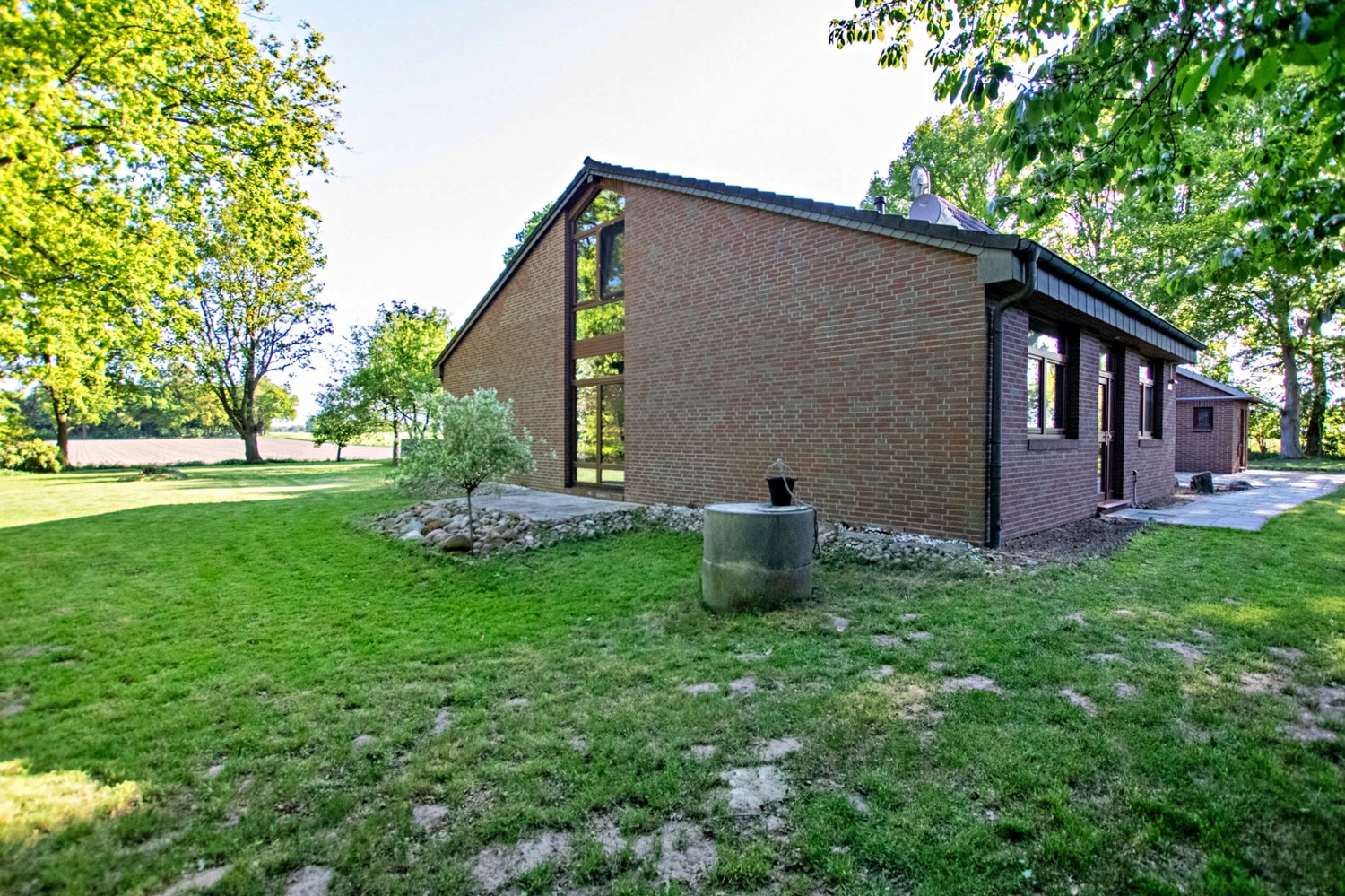 Wohnhaus links