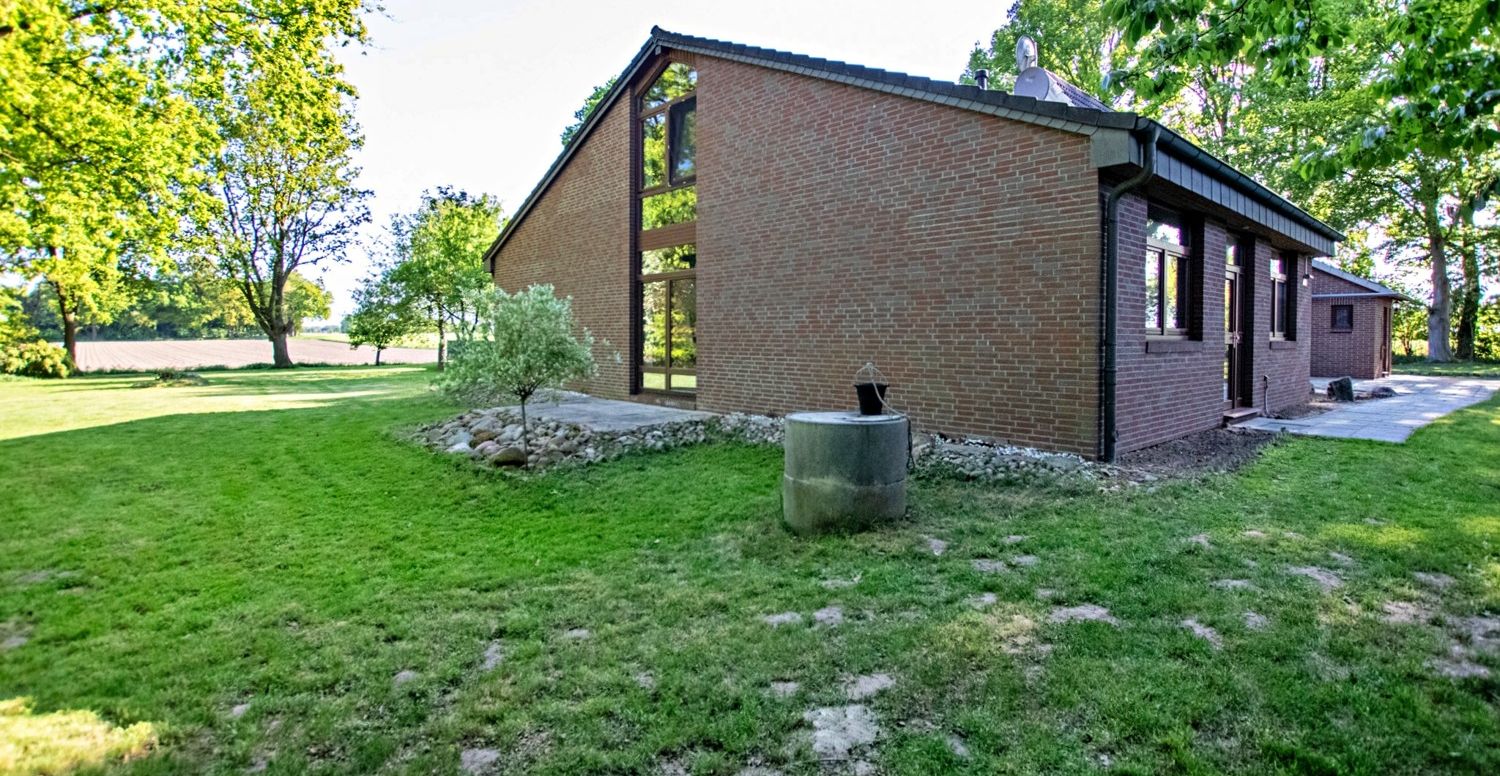 Wohnhaus links