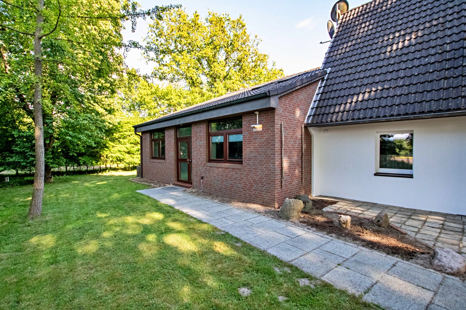 Wohnhaus links