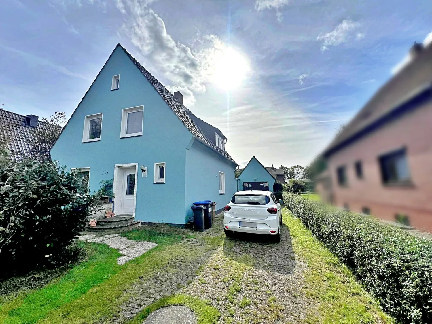 Außenansicht mit Garage