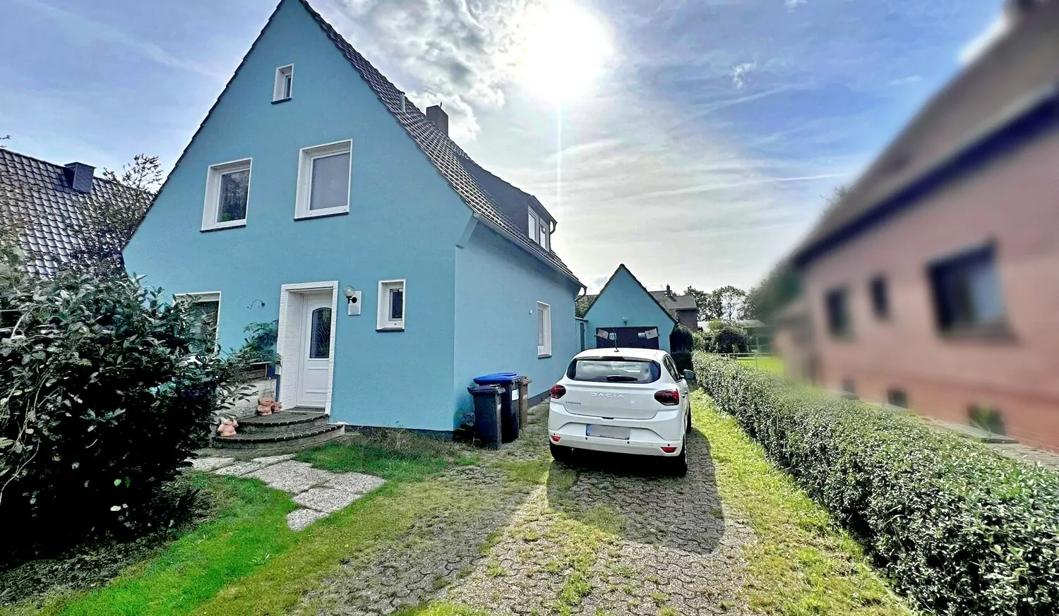 Außenansicht mit Garage