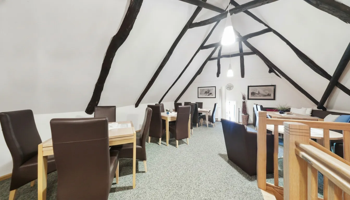 Sitzgelegenheiten des Cafes im OG
