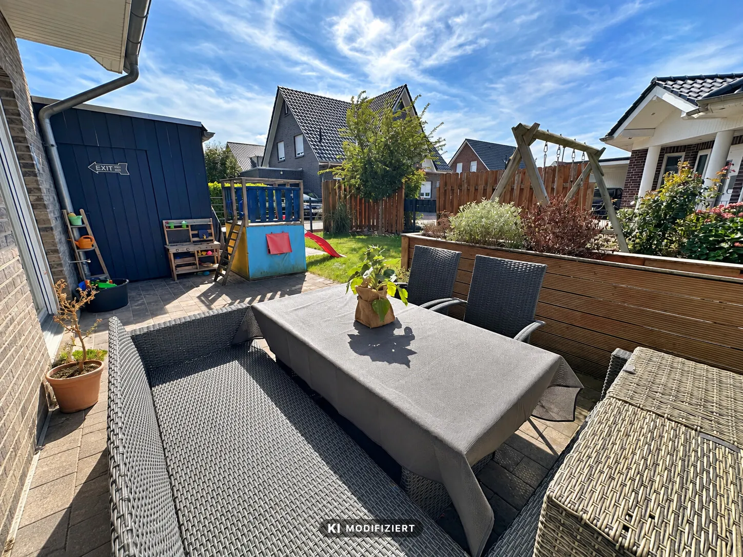 Terrasse mit Blick in den Garten