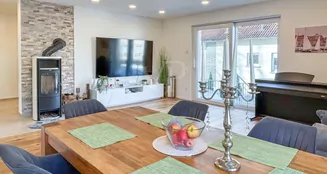 von_poll_real_estate_property_25015038_image_1