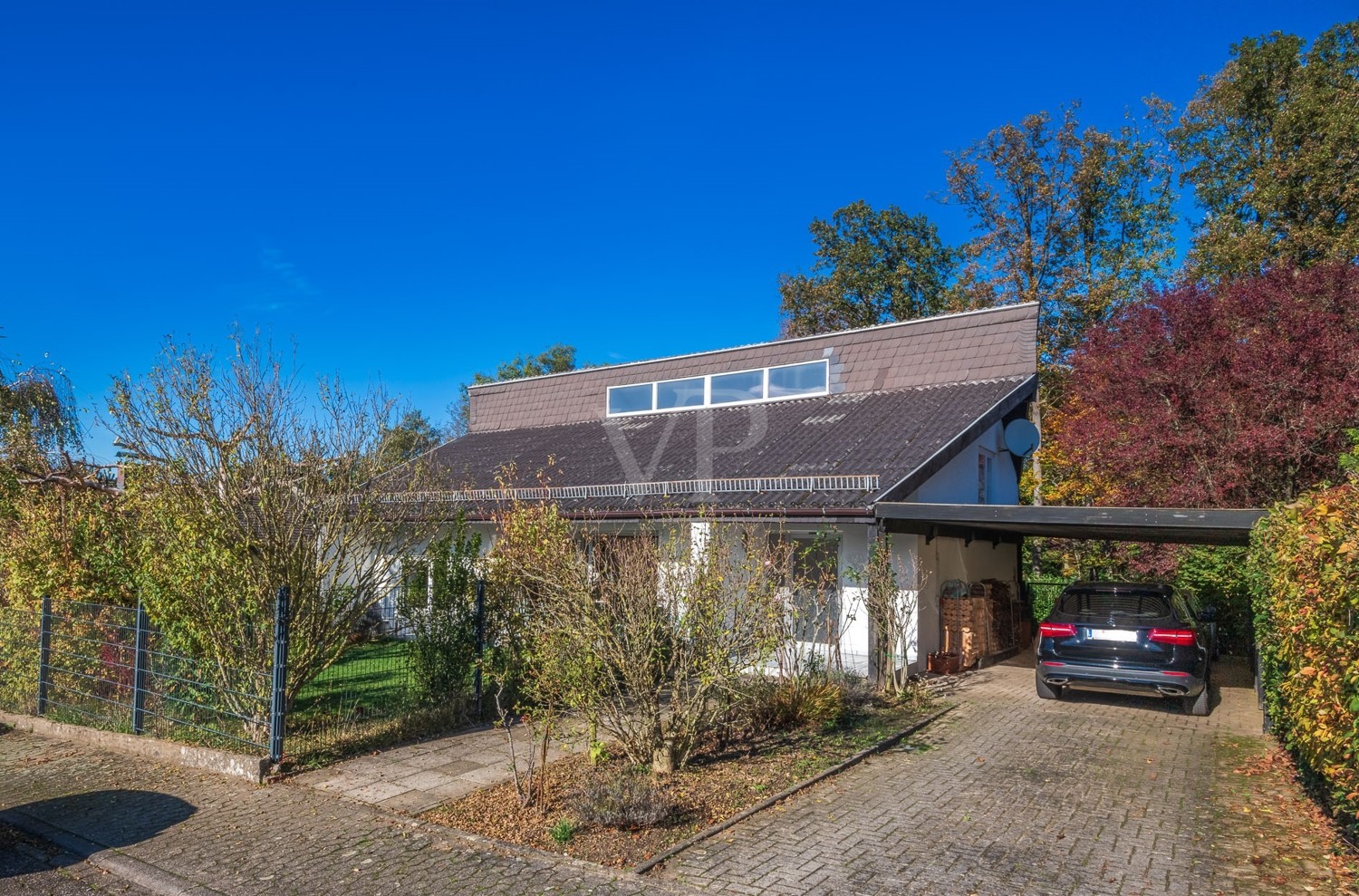 Ansicht mit Carport