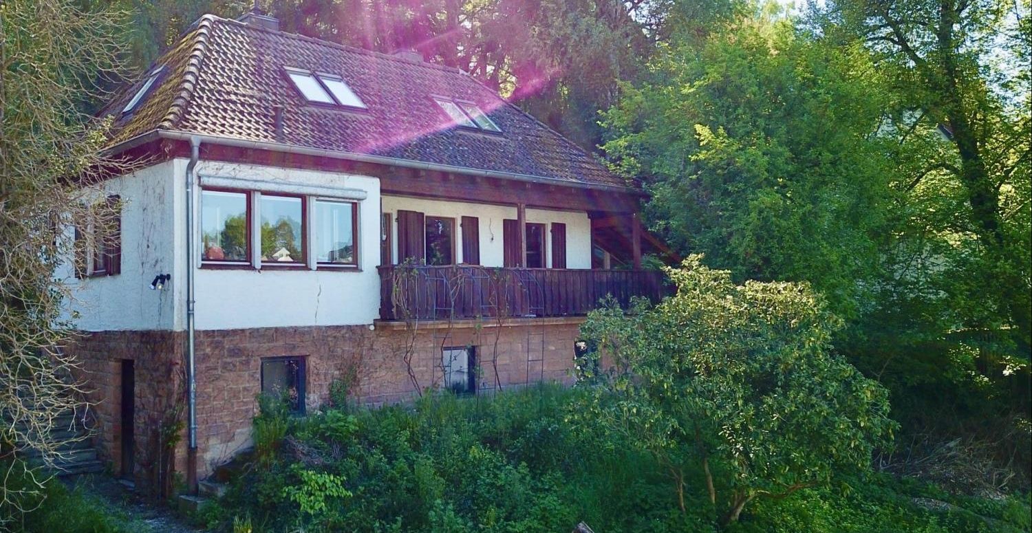 MODERNISIERTES EINFAMILIENHAUS MIT WEITLÄUFIGEN GRUNDSTÜCK