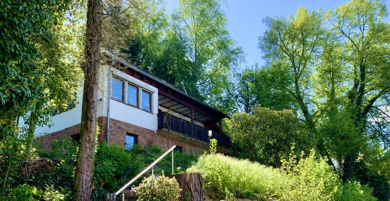 MODERNISIERTES EINFAMILIENHAUS MIT WEITLÄUFIGEN GRUNDSTÜCK