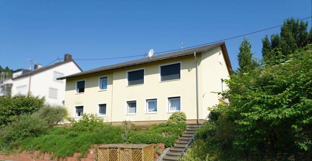 Modernisiertes ZWEIFAMILIENHAUS mit ausbaufähigem Dachgeschoss - zentrale Lage