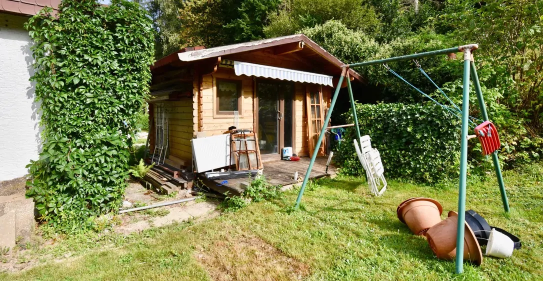 Gartenhütte auf dem weitläufigen Grundstück