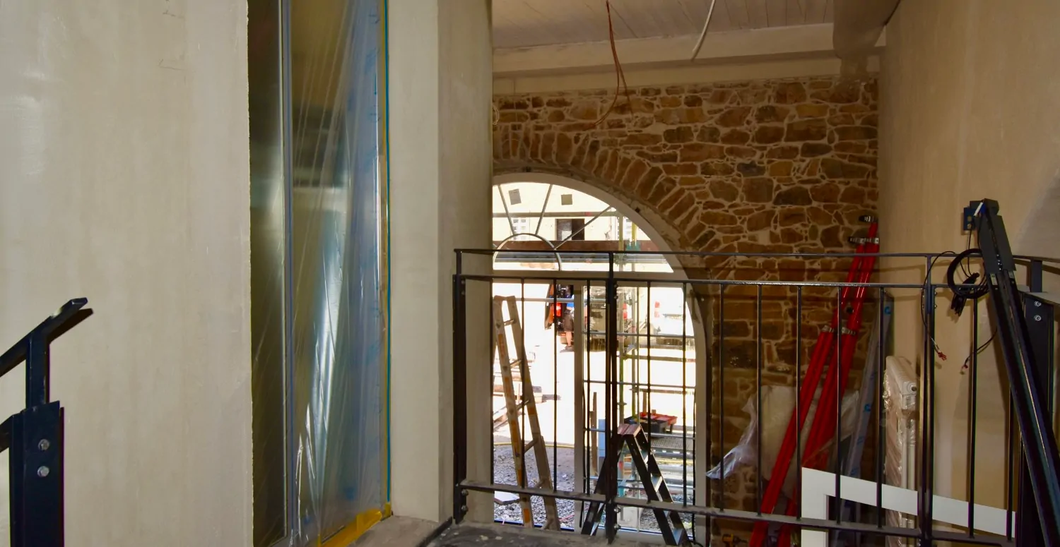 Sandsteineingang mit Aufzug