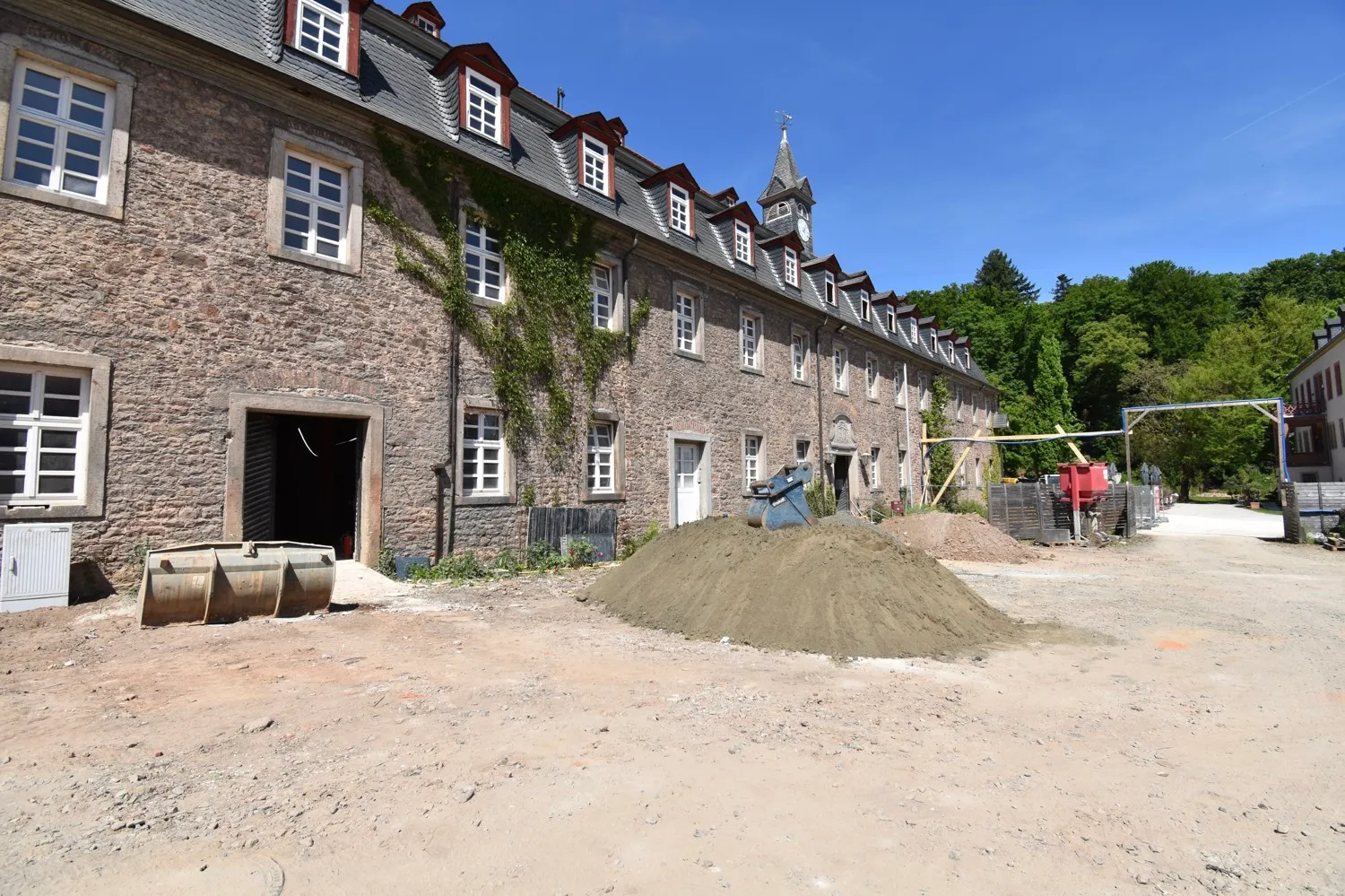 SANIERUNG IM SOMMER 2026 ABGESCHLOSSEN. PRAXISFLÄCHEN IN VERSCHIEDENEN GRÖßEN ZUR AUSWAHL