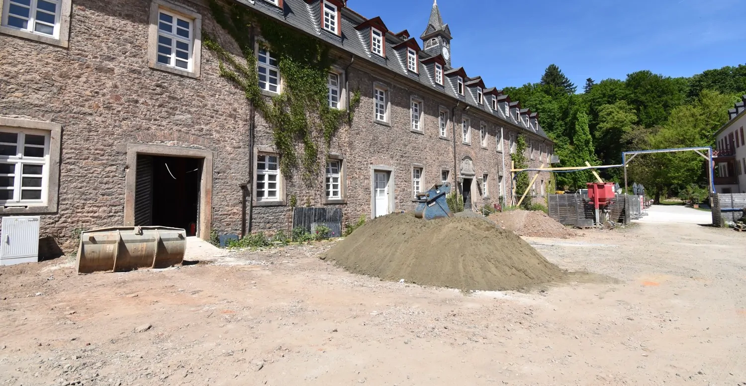 SANIERUNG IM SOMMER 2026 ABGESCHLOSSEN. PRAXISFLÄCHEN IN VERSCHIEDENEN GRÖßEN ZUR AUSWAHL