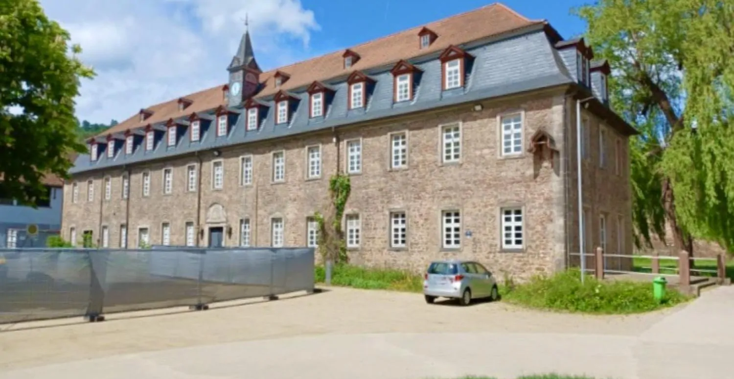 SANIERUNG IM SOMMER 2026 ABGESCHLOSSEN. PRAXISFLÄCHEN IN VERSCHIEDENEN GRÖßEN ZUR AUSWAHL