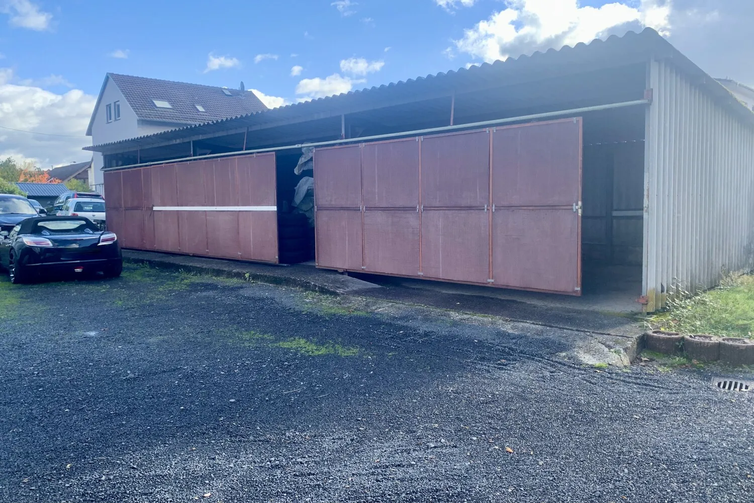 große Halle auf dem Grundstück