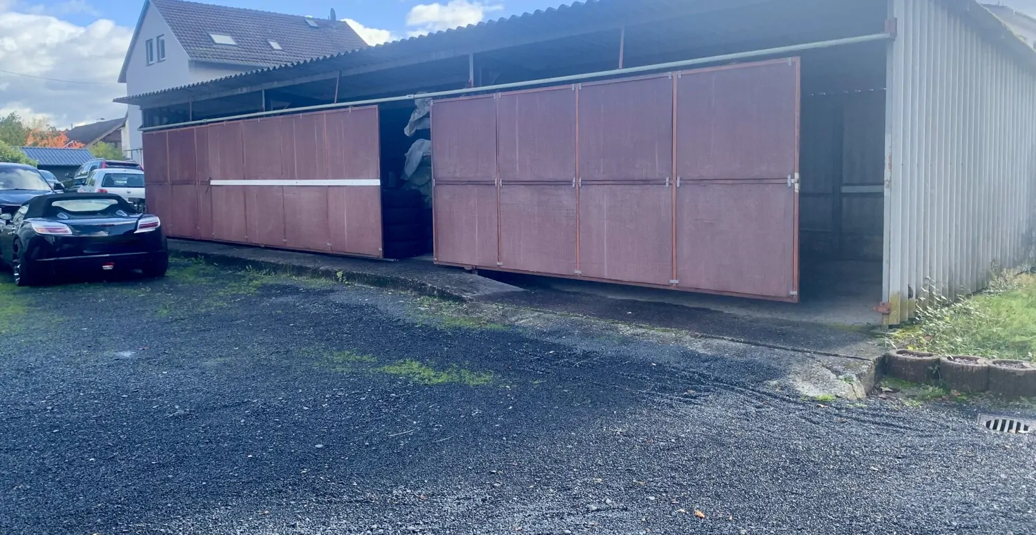 große Halle auf dem Grundstück