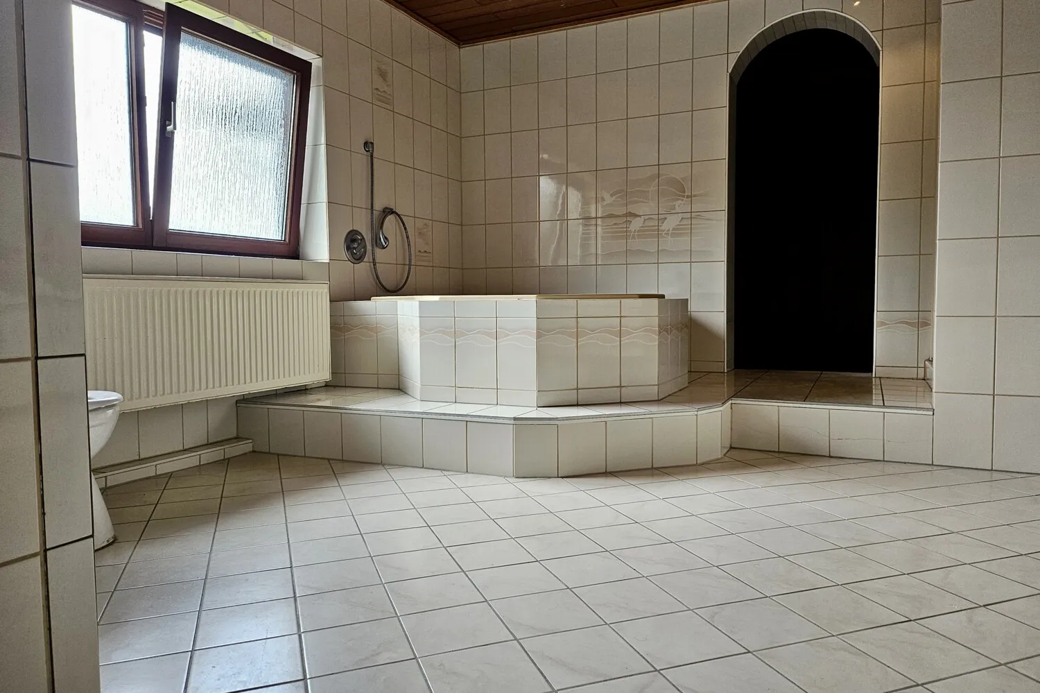 Badezimmer mit angrenzendem Abstellraum