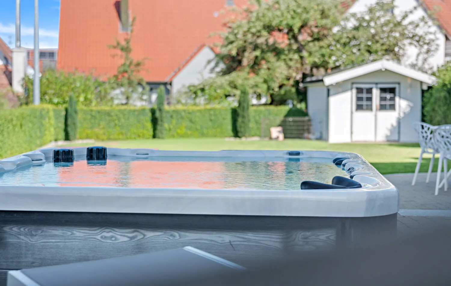 Whirpool Blick in den Garten