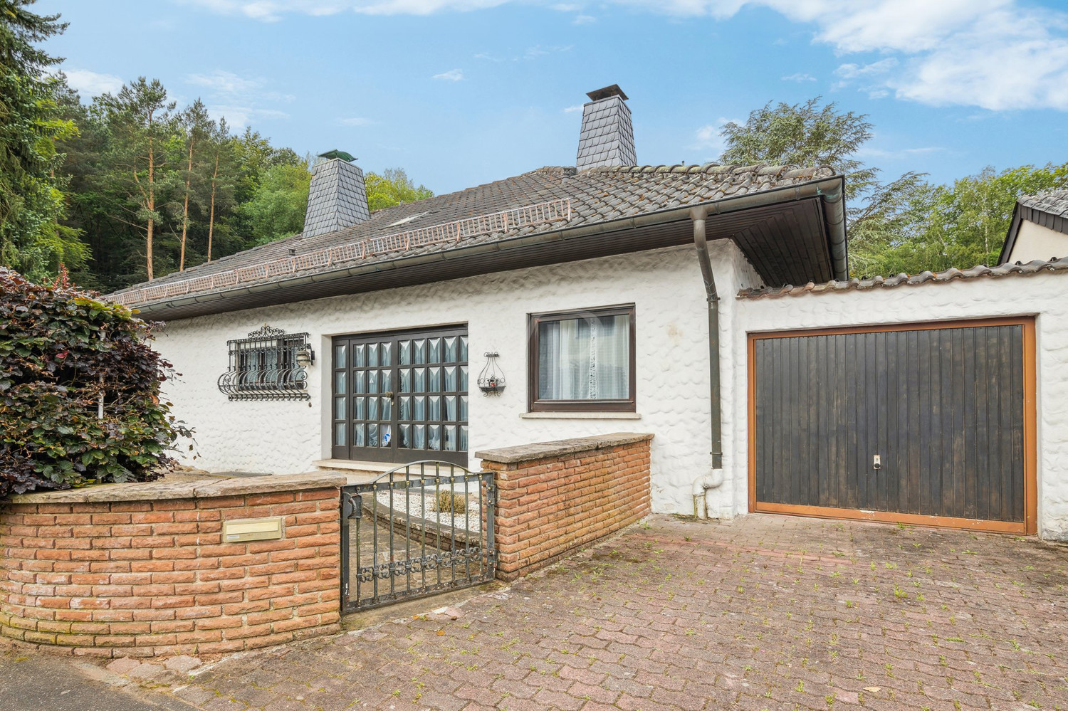 Frontseite Haus mit Garage