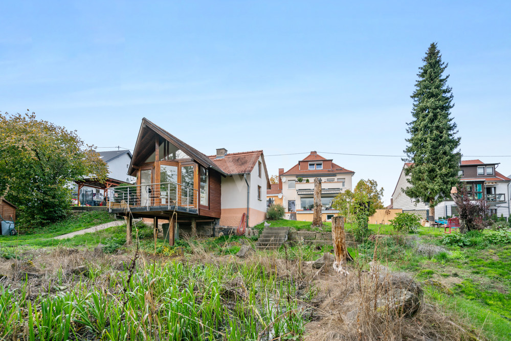 Garten mit Blick auf das Gartnehaus und die eigentliche Immobilie