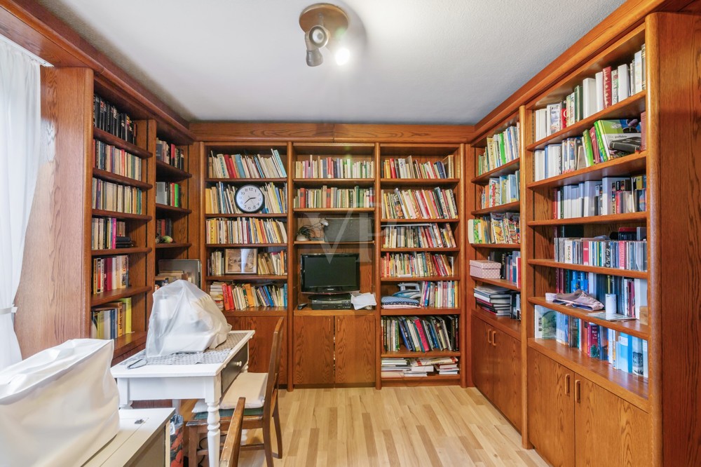 Bibliothek aus Massivholz