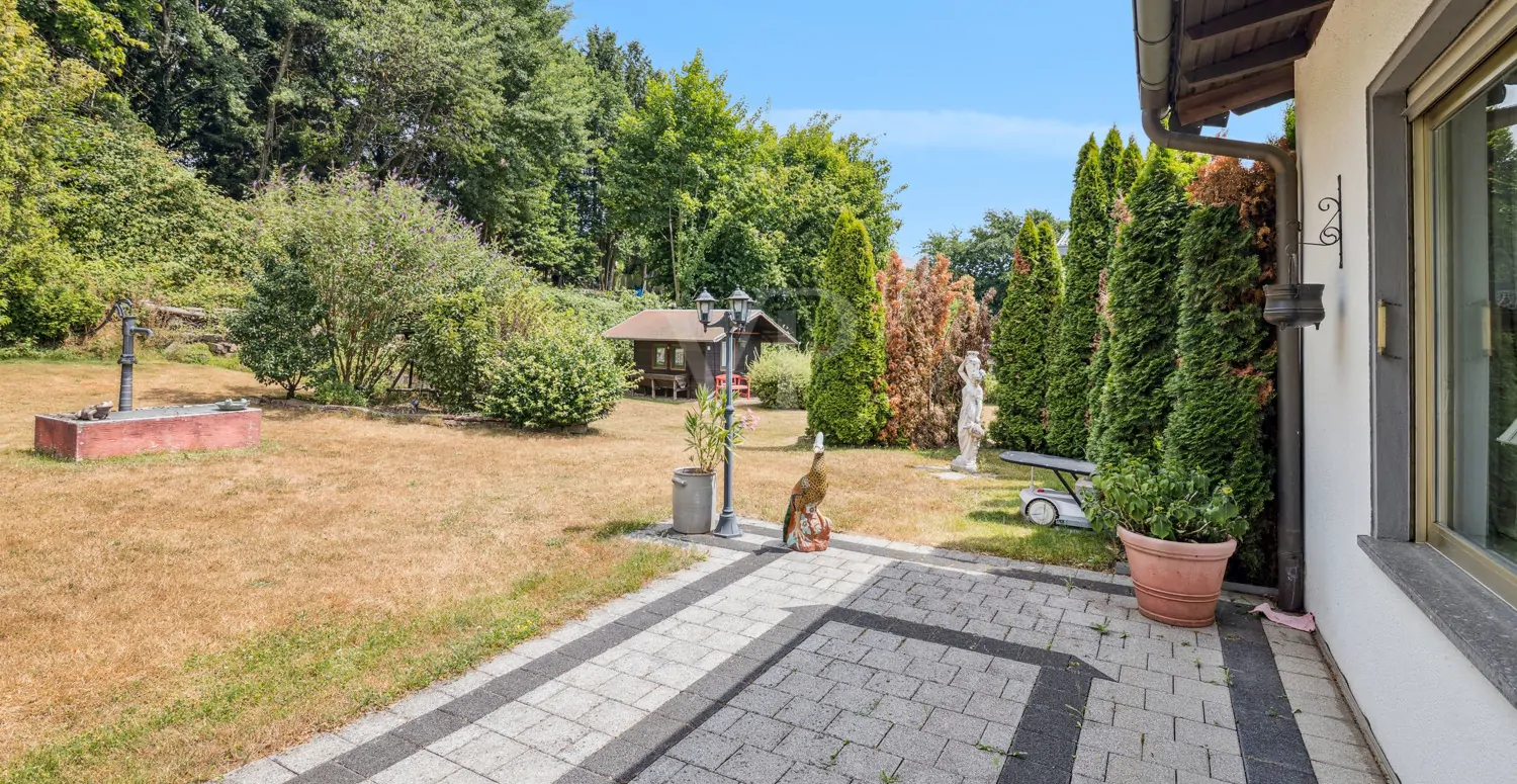Terrasse mit Blick zum Nachbargrundstück mit Gartenhaus