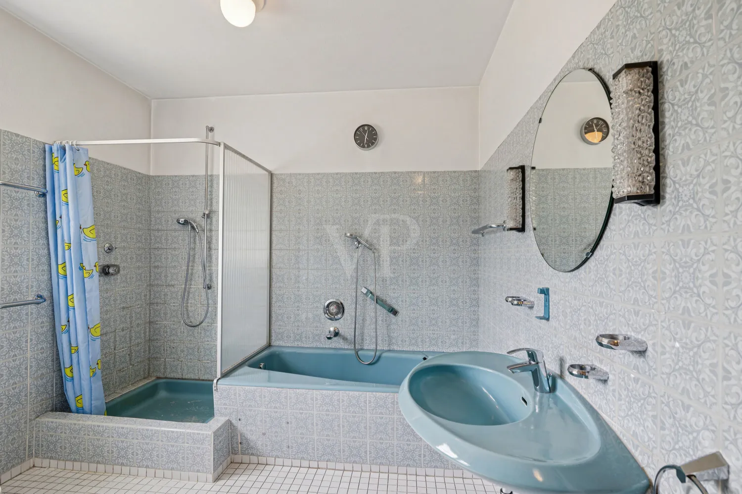 Großes Badezimmer mit Dusche