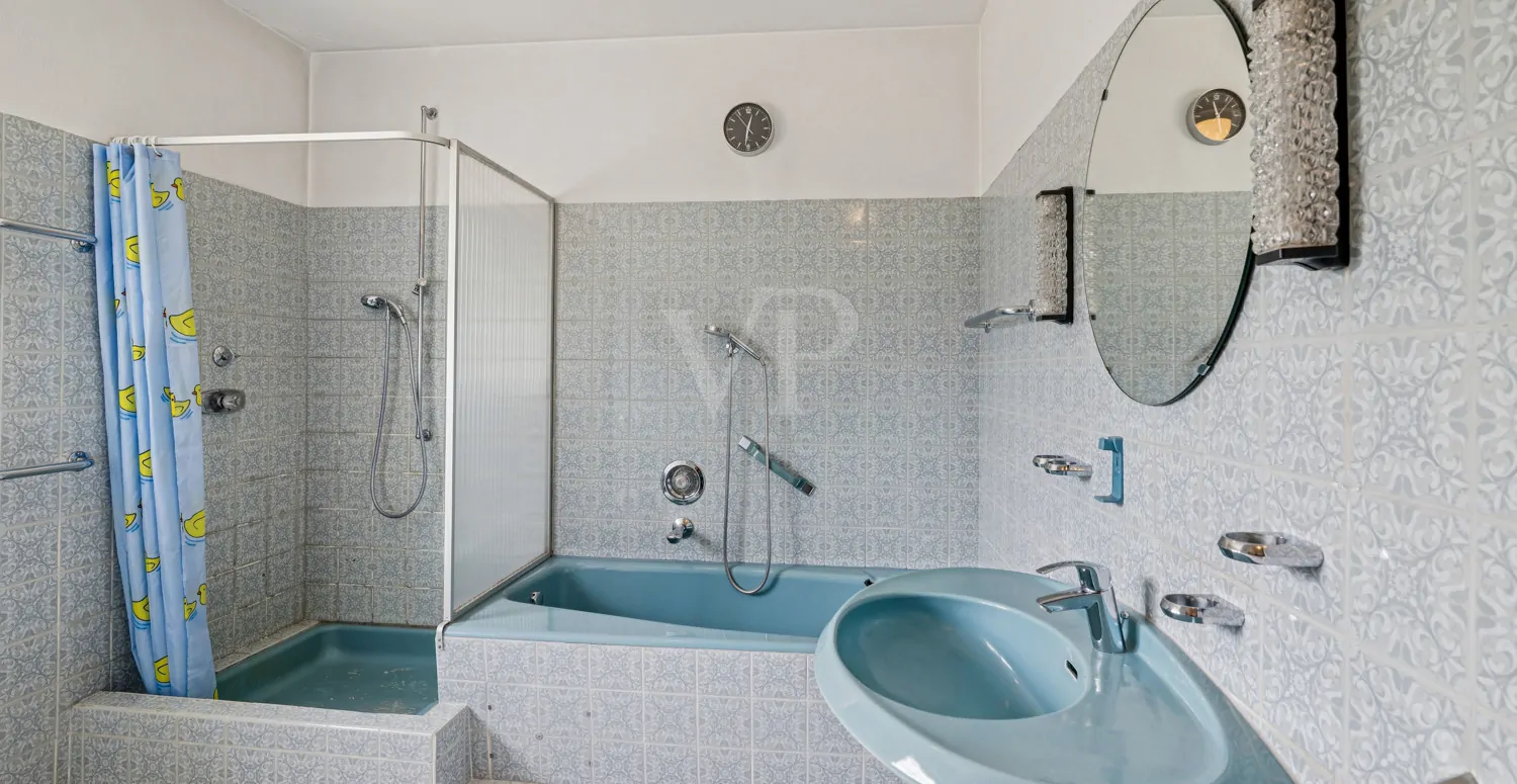 Großes Badezimmer mit Dusche