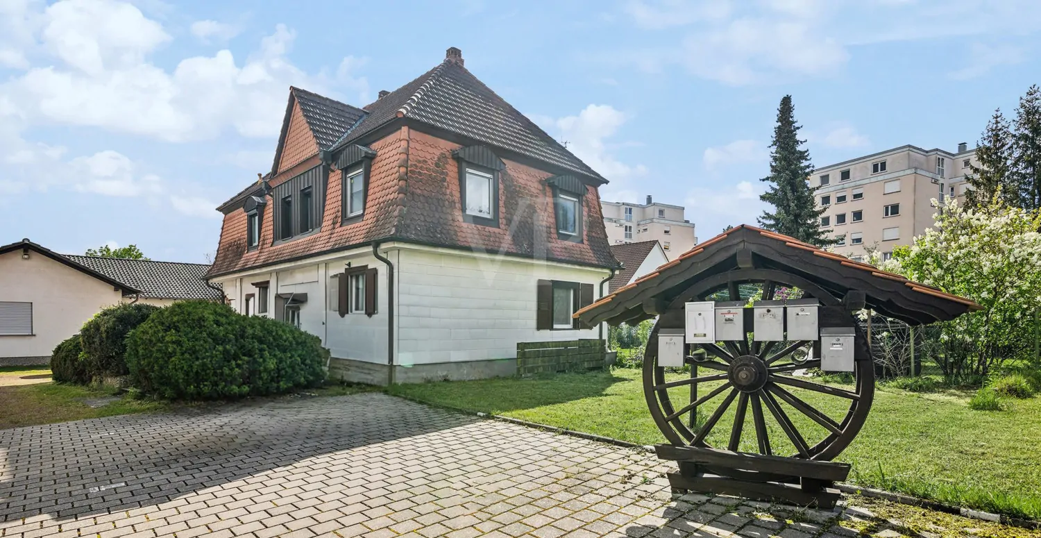 Seitenansicht mit Parkplätzen