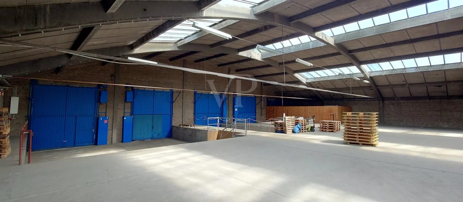 Lagerhalle mit Verladerampen