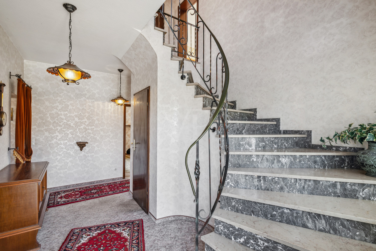 Eingangsbereich mit Mamorwendeltreppe