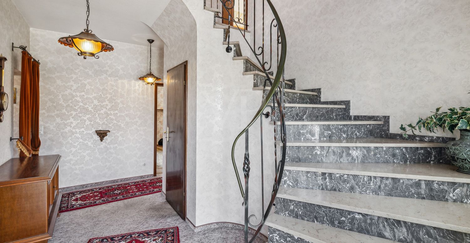 Eingangsbereich mit Mamorwendeltreppe
