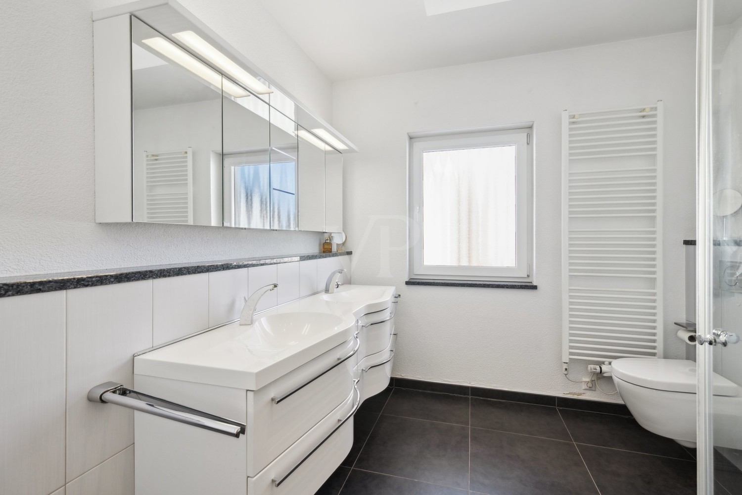 Badezimmer mit Doppelwaschbecken