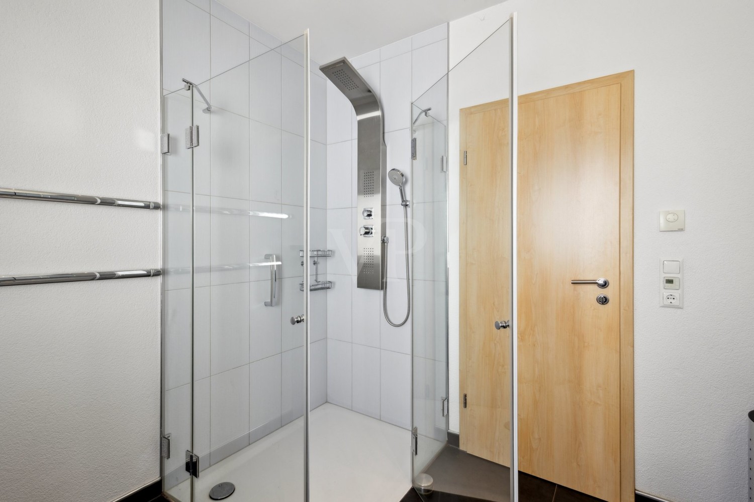 Badezimmer mit großer bodeniefer Dusche