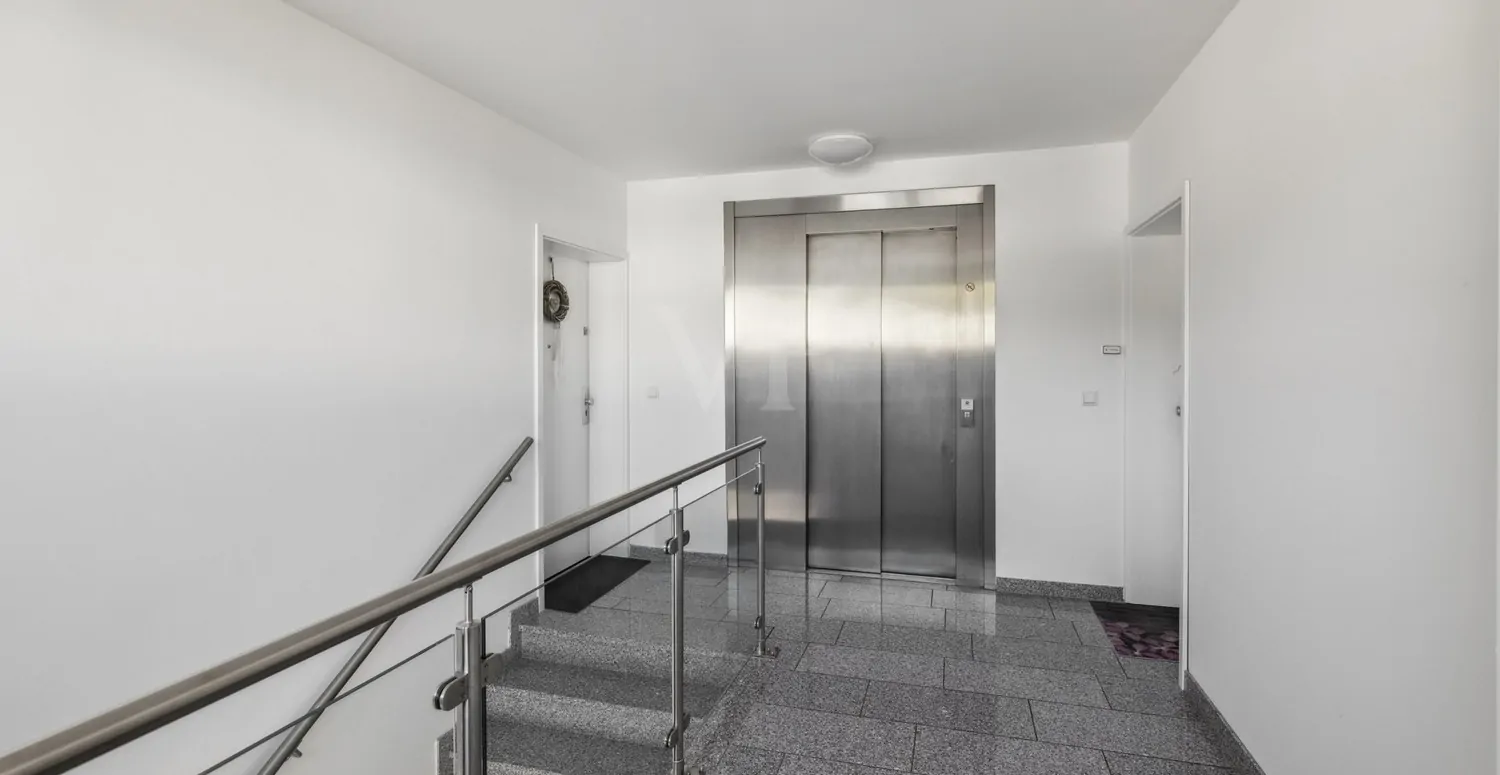 Treppenhaus mit Aufzug