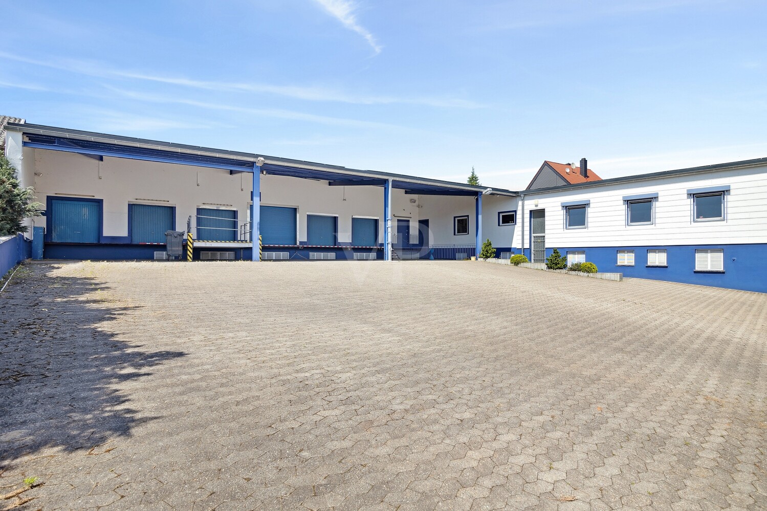 Lagerhalle und Büroräume