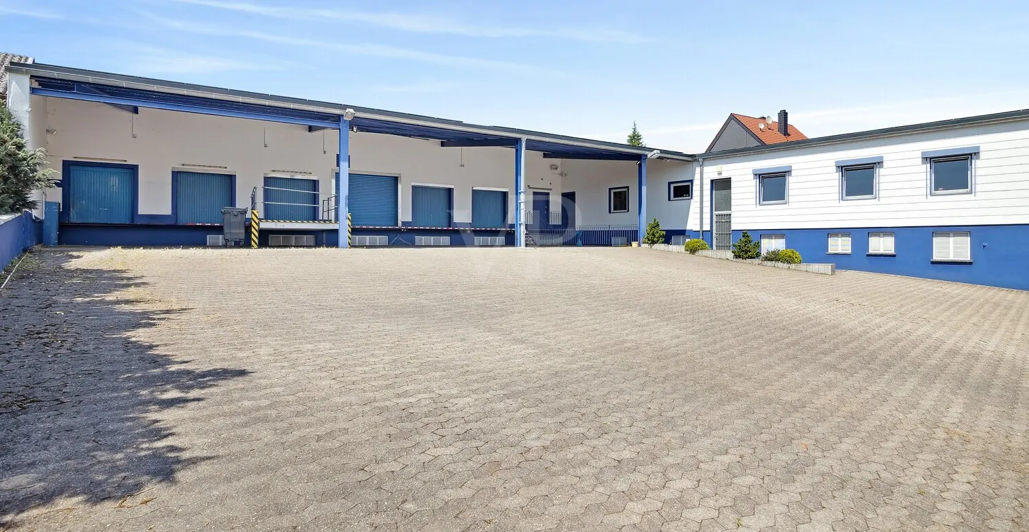 Lagerhalle und Büroräume