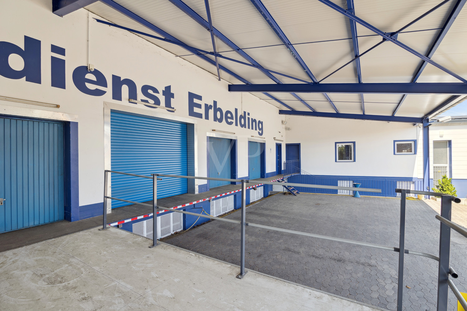 Laderbühne und Verladungstore