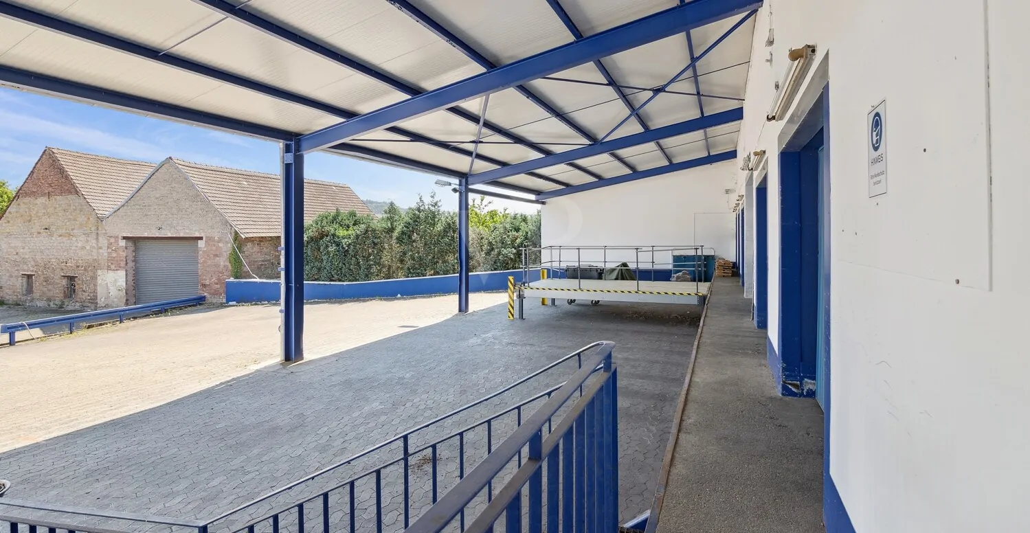 Überdachter Ladebereich