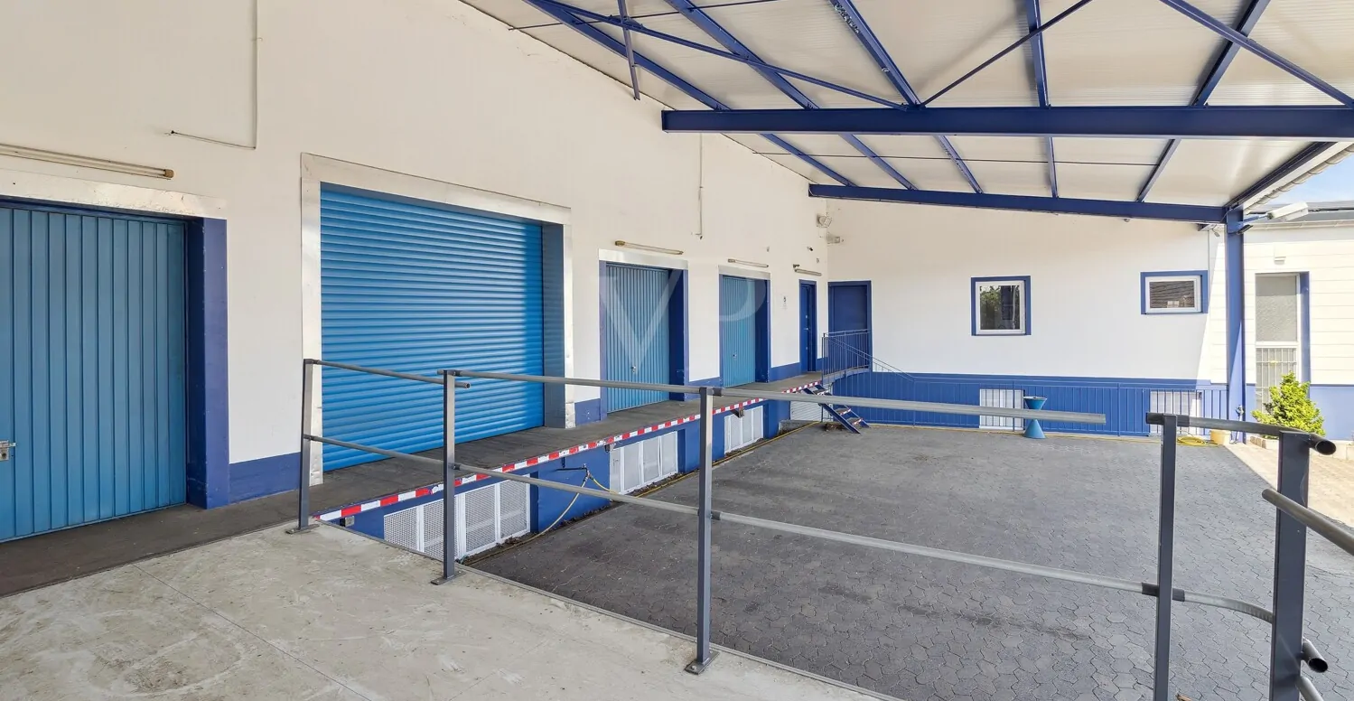 Laderbühne und Verladungstore