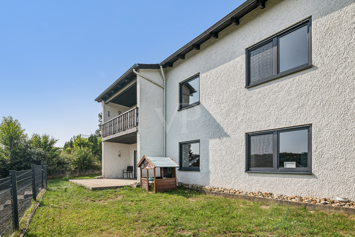 Seitenansicht mit Terrasse