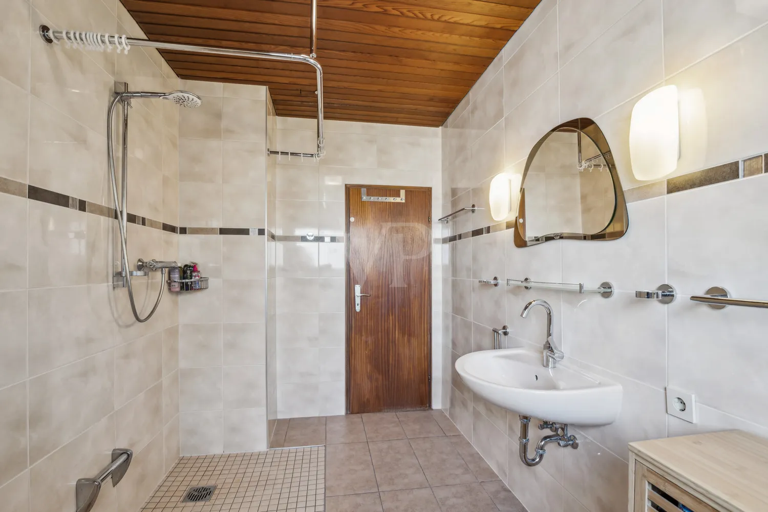 Badezimmer mit bodentiefer Dusche