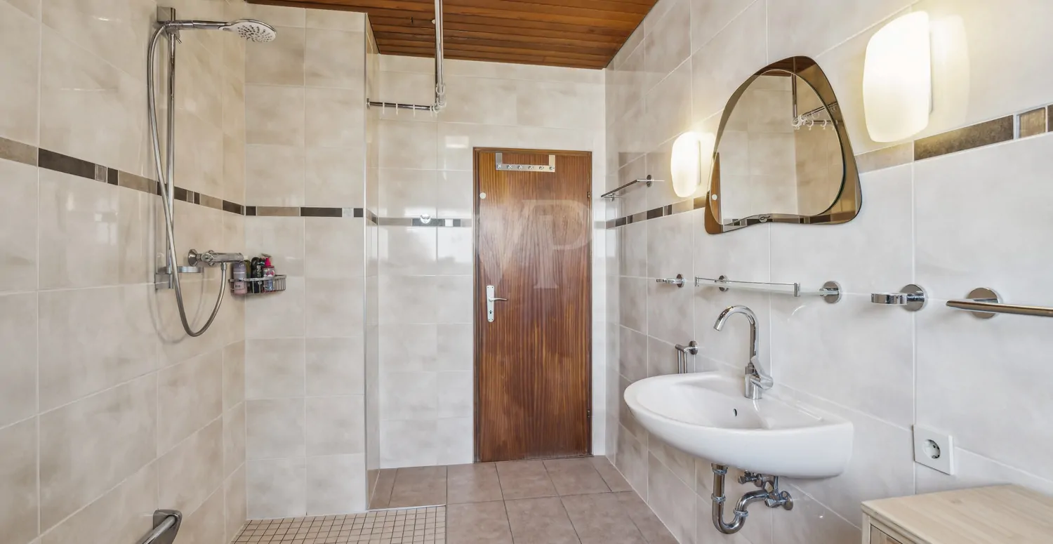 Badezimmer mit bodentiefer Dusche