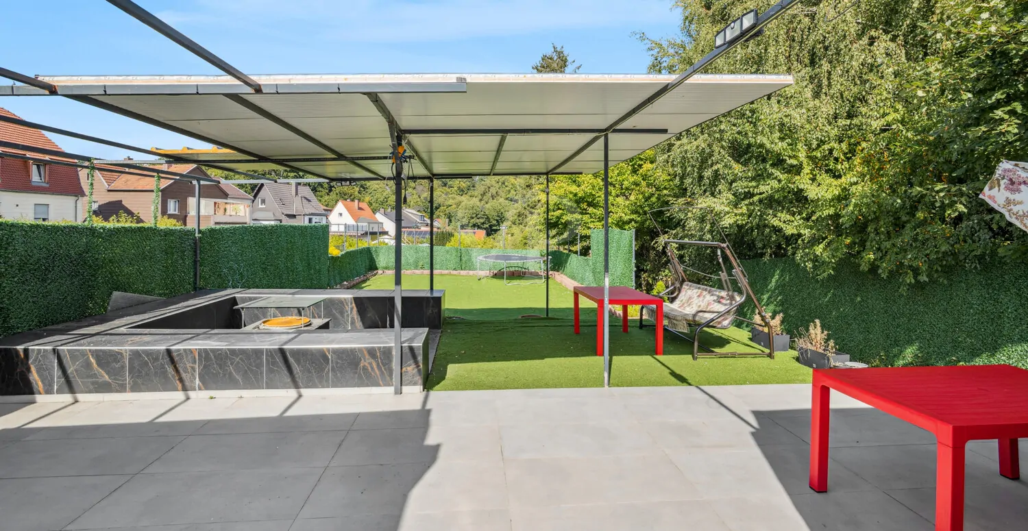 Überdachter Sitzbereich mit Feuerstelle