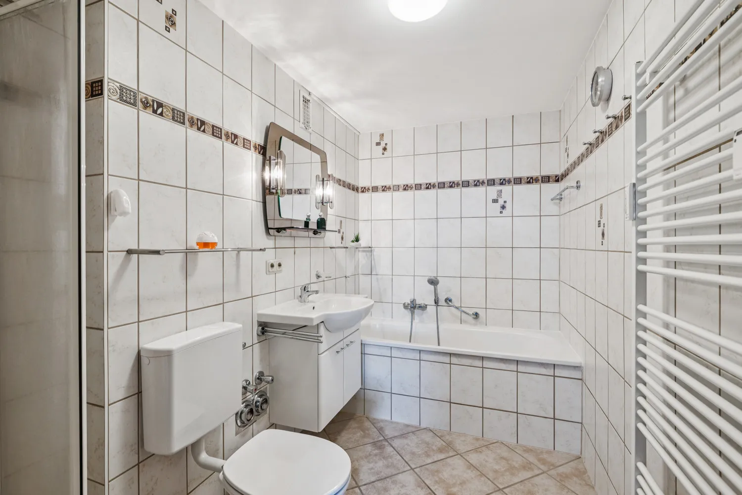 Badezimmer mit Dusche