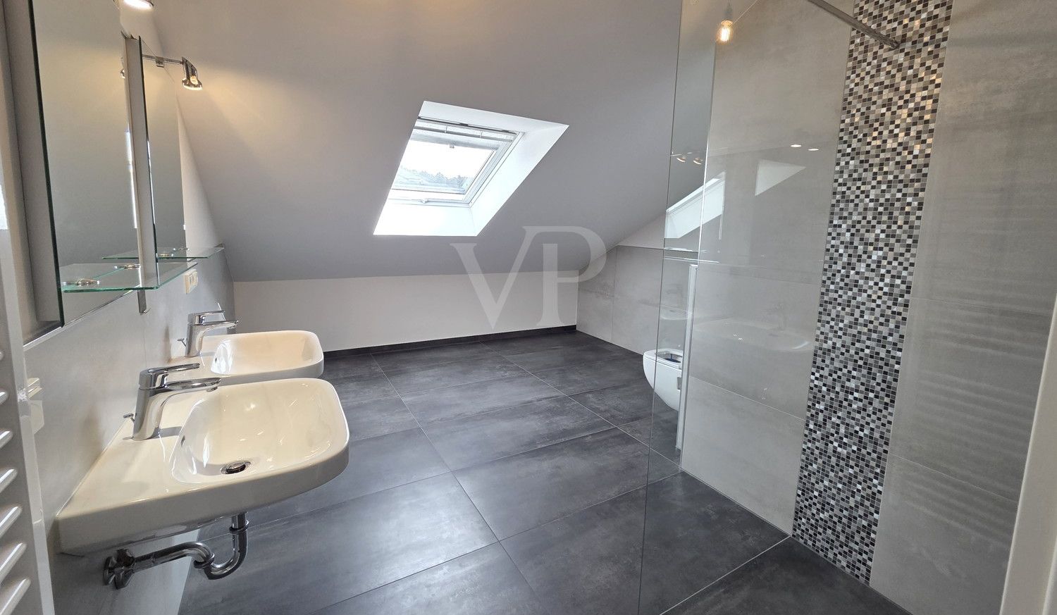 Badezimmer mit Doppelwaschbecken