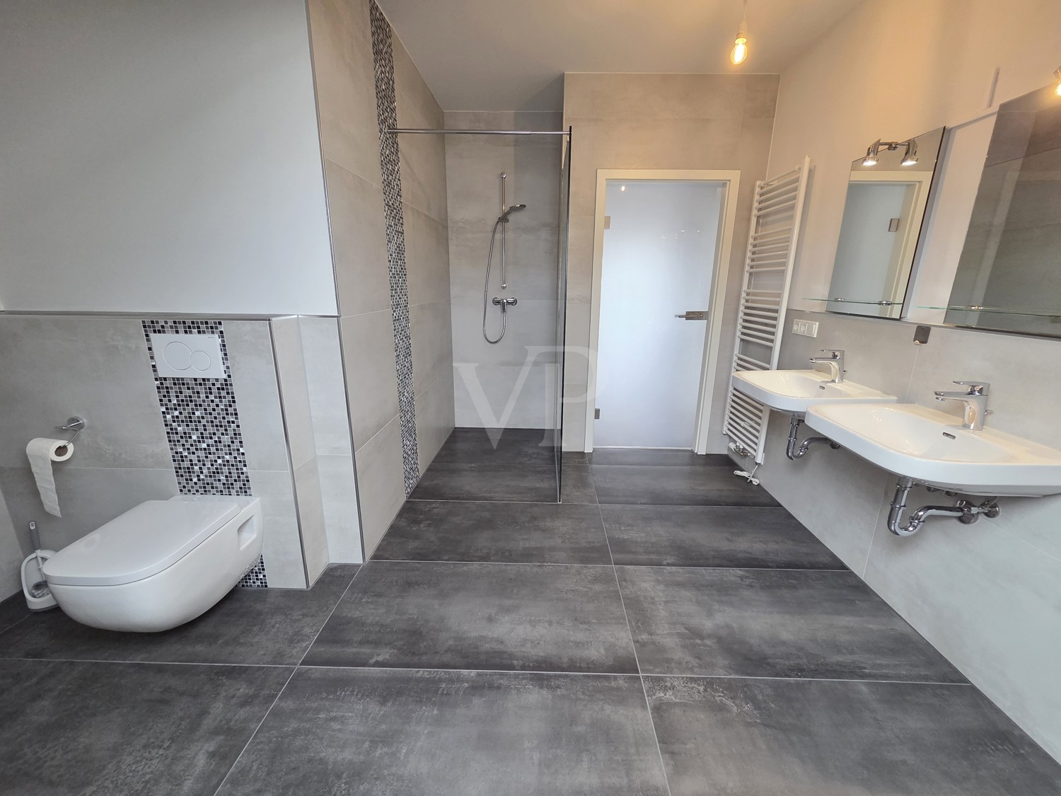 Badezimmer mit bodentiefer Dusche