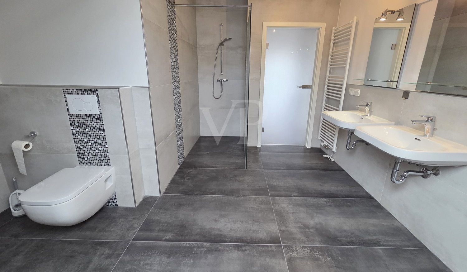 Badezimmer mit bodentiefer Dusche