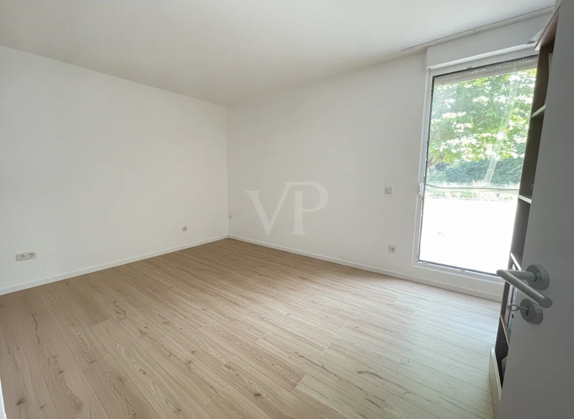 Schlafzimmer 1 mit Zugang zur Terrasse