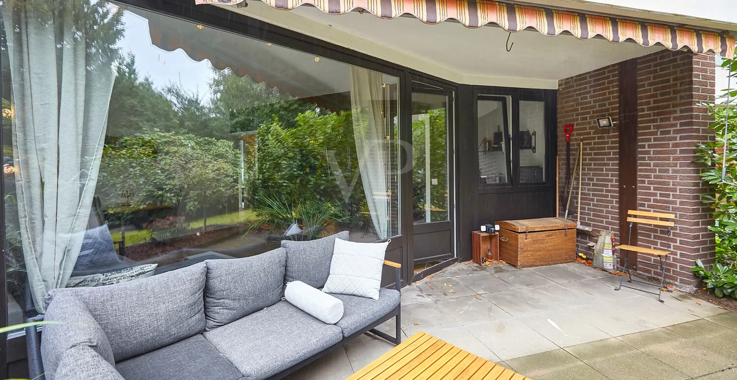 Teilweise überdachte Süd-Terrasse